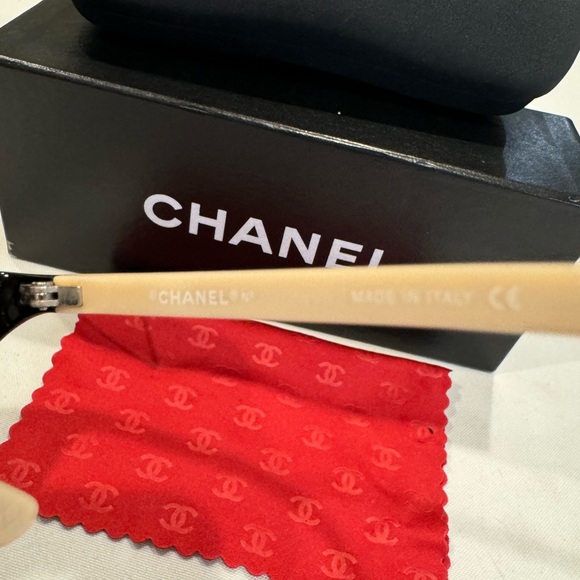 Authentic CHANEL sunglasses with case and box - Picture 4 of 8